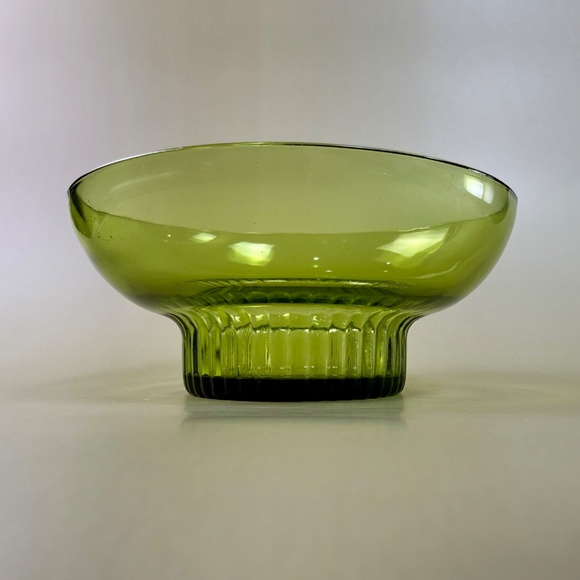Vintage Mid-Century Bowl | Avocado Green Glass | Ribbed Base 6.75" - Picture 8 of 12
